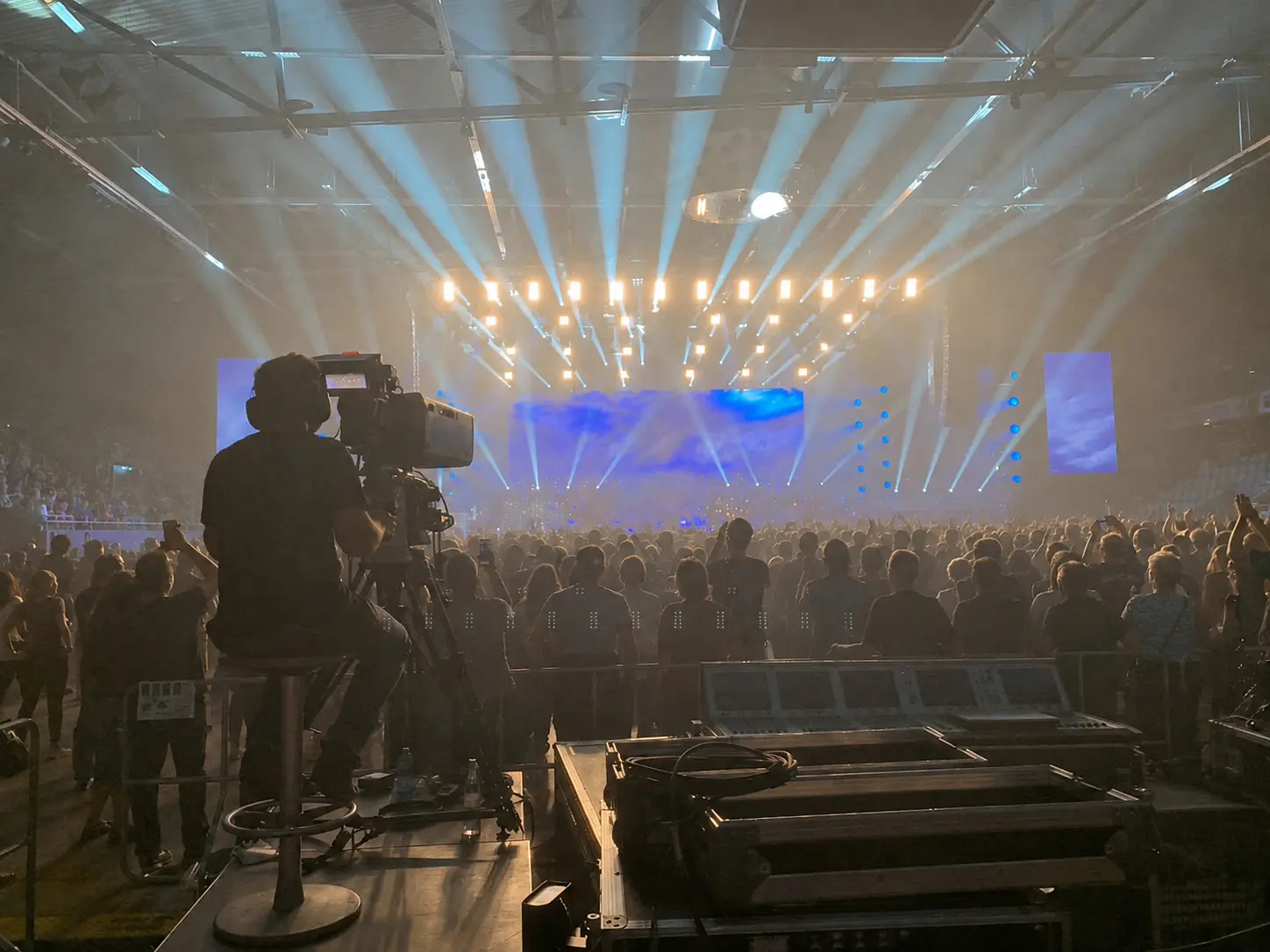 Live-Kamera vor einer großen Konzertbühne