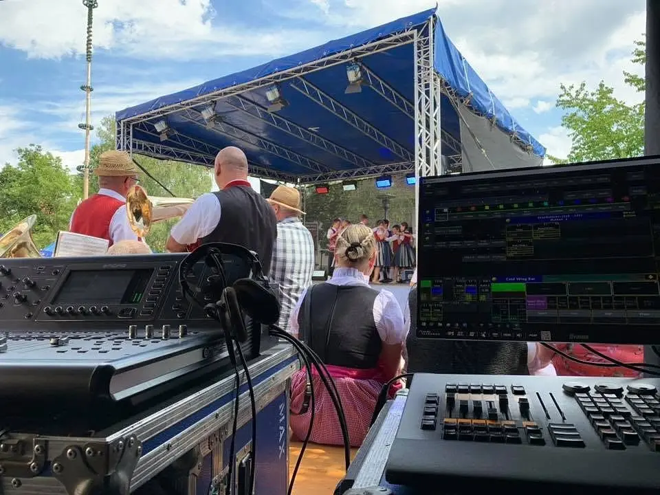 Live-Steuerung neben einer Open-Air-Bühne